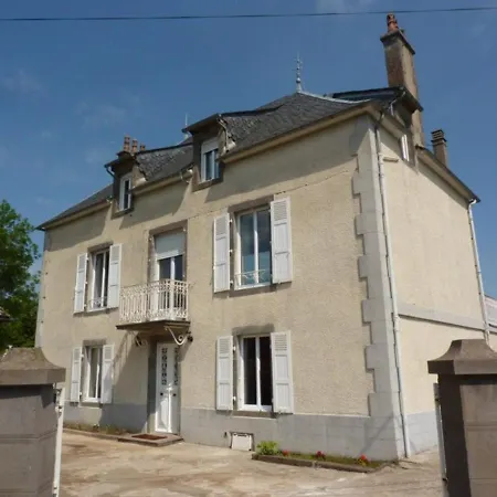 Maison De Caractere A Mauriac - 6 Pers, 3 Ch, Terrasse, Grand Jardin, Animaux Acceptes - Fr-1-742-504 *