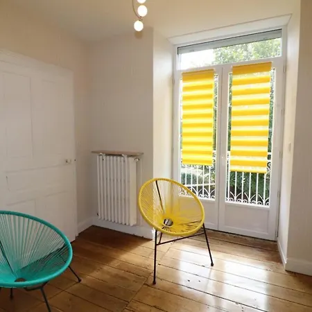 Maison De Caractere A Mauriac - 6 Pers, 3 Ch, Terrasse, Grand Jardin, Animaux Acceptes - Fr-1-742-504 בית נופש